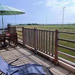Avec Terrasse Et Parking Privatif, Proche Commerces - Fr-1-675-28 * Wimereux