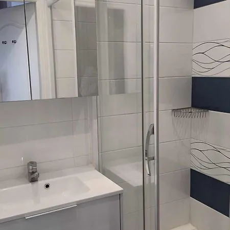 Apartment Avec Terrasse Et Parking Privatif, Proche Commerces - Fr-1-675-28 *