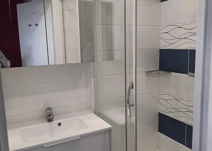 Apartment Avec Terrasse Et Parking Privatif, Proche Commerces - Fr-1-675-28 *